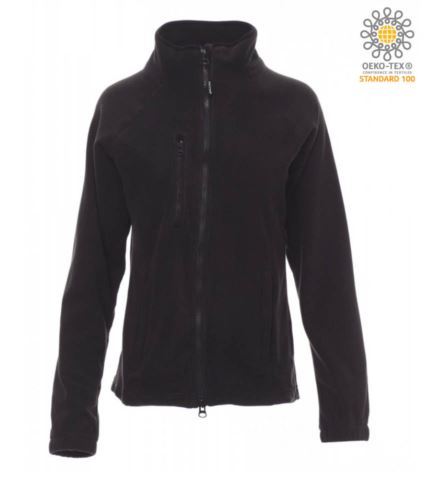 Pile sfiancato da donna, zip intera 8mm in plastica nera, maniche raglan, coulisse regolabile in vita, elastici stringi polso, due tasche con zip coperte, una tasca frontale con zip, collo con bordatura di rinforzo in contrasto, cuciture rinforzate. Colore nero