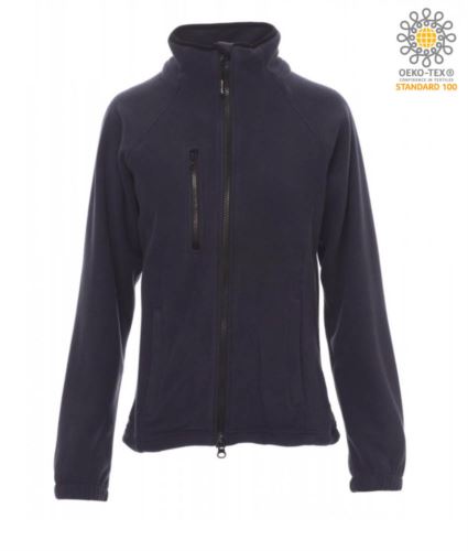 Pile sfiancato da donna, zip intera 8mm in plastica nera, maniche raglan, coulisse regolabile in vita, elastici stringi polso, due tasche con zip coperte, una tasca frontale con zip, collo con bordatura di rinforzo in contrasto, cuciture rinforzate. Colore blu navy