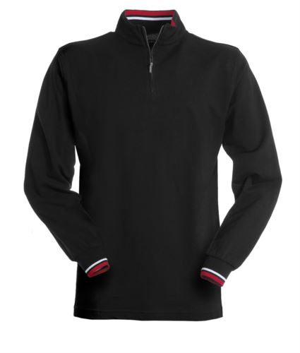 Polo manica lunga, con chiusura mezza zip, profilo colorato su interno colletto e bordo maniche. Colore nero