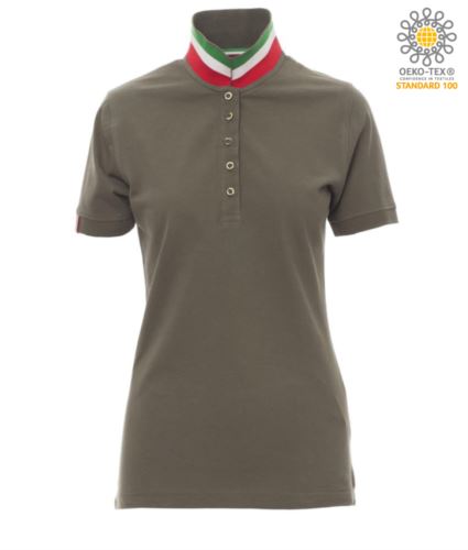 Polo a maniche corte donna in cotone Piquet, colletto con contrasto tricolore visibile a colletto alzato. Colore verde Army/Italia