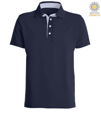 Polo con quattro bottoni. Fascia colletto e fessino in contrasto. Colore Navy con dettagli bianchi.