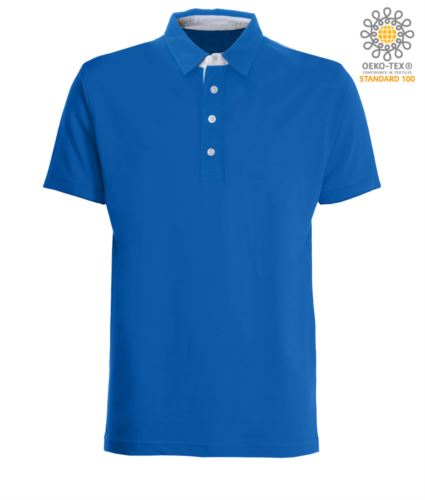 Polo con quattro bottoni. Fascia colletto e fessino in contrasto. Colore Azzurro royal con dettagli bianchi.