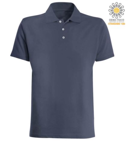 Polo a manica corta in jersey. Chiusa con 3 bottoni bianchi trasparenti. Colletto in rib. Nastro di rinforzo interno collo. Fondo manica aperto con orlo. Colore Blu Navy