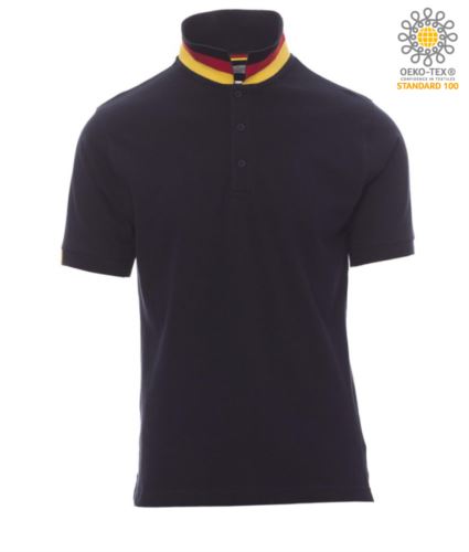 Polo a maniche corte in cotone Piquet, colletto con contrasto tricolore visibile a colletto alzato. Colore blu navy/Germania