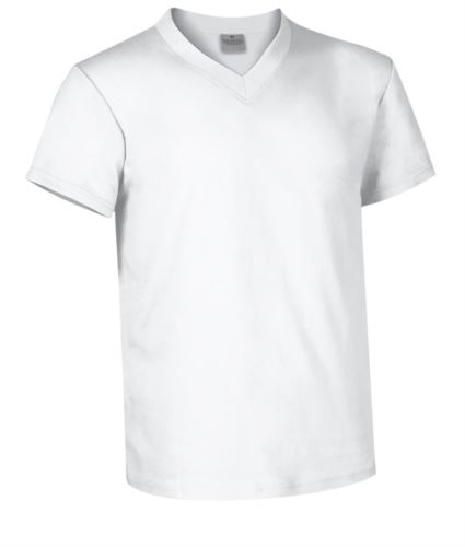 T-shirt collo a V. Collo in costina 1/1 con elastan. Rinforzo da spalla a spalla. Doppia cucitura al collo, maniche e al fondo.