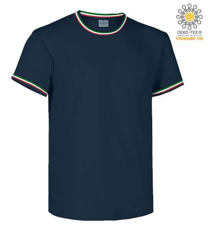 T-shirt maniche corte girocollo. Colletto in rib misto Spandex da 2.3 cm con cucitura ribattuta sul davanti, nastro di rinforzo da spalla a spalla. Cuciture stretch, cucita lateralmente. colore Blu Navy/Italia