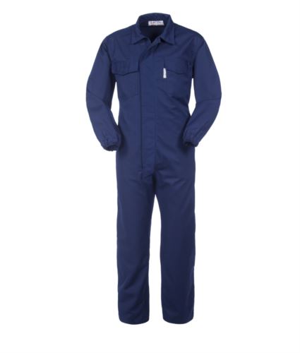 Tuta intera antiacido e antistatico, chiusa con cerniera e velcro coperti, elastico in vita, multitasche, polsini con elastico, certificata EN 13034, EN 1149-5, colore blu
