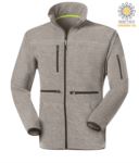 Pile zip lunga con tessuto Knitted fleece, con una tasca sul petto chiusa con zip, cerniera in contrasto. Colore: Grigio Scuro JR991793.GRC